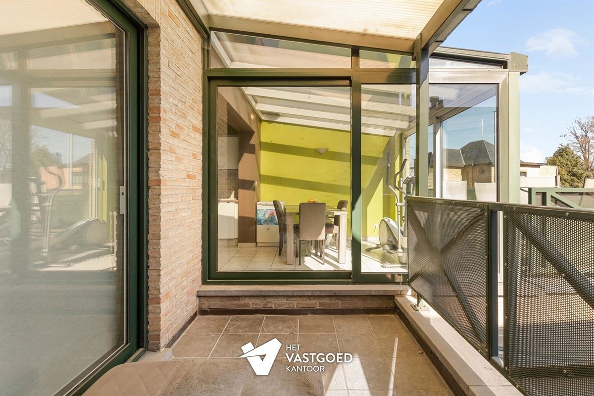 ZEER RUIM EN LICHTRIJK DUPLEX APPARTEMENT (149M²) MET 2 SLAAPKAMERS EN LEUKE VERANDA MET 2 TERRASSEN TE LAAKDAL