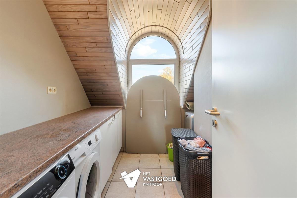 ZEER RUIM EN LICHTRIJK DUPLEX APPARTEMENT (149M²) MET 2 SLAAPKAMERS EN LEUKE VERANDA MET 2 TERRASSEN TE LAAKDAL