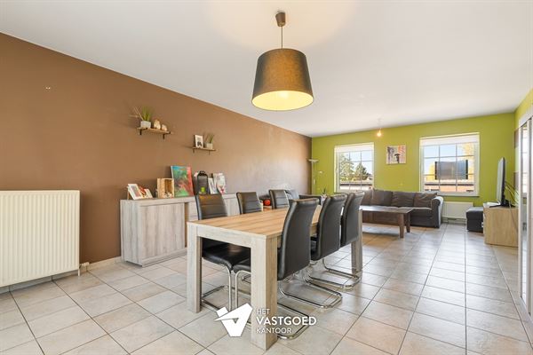 ZEER RUIM EN LICHTRIJK DUPLEX APPARTEMENT (149M²) MET 2 SLAAPKAMERS EN LEUKE VERANDA MET 2 TERRASSEN TE LAAKDAL