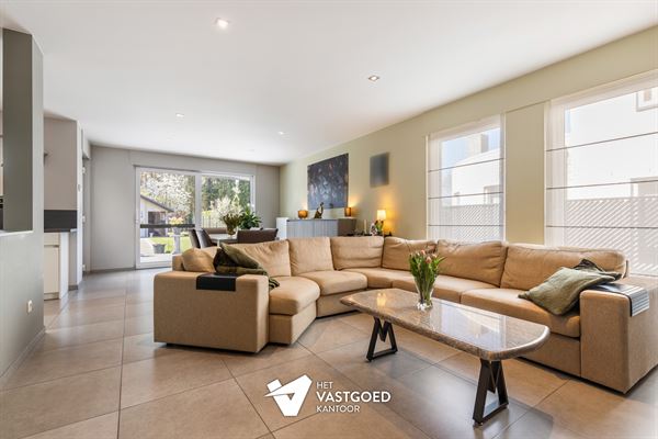 PERFECT ONDERHOUDEN GEZINSWONING MET 3 SLAAPKAMERS OP 7A27CA IN HET RUSTIGE KORSPEL