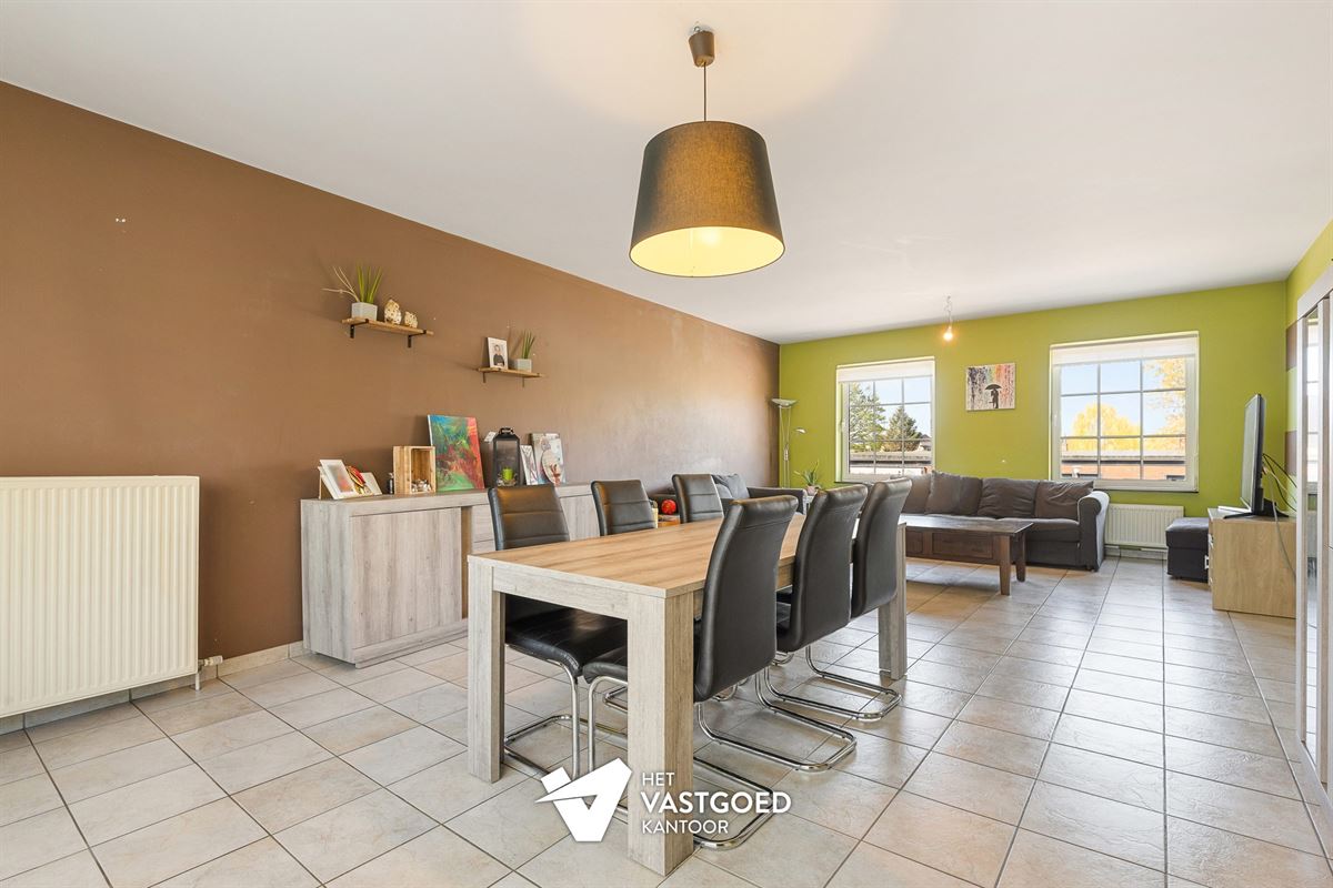 ZEER RUIM EN LICHTRIJK DUPLEX APPARTEMENT (149M²) MET 2 SLAAPKAMERS EN LEUKE VERANDA MET 2 TERRASSEN TE LAAKDAL