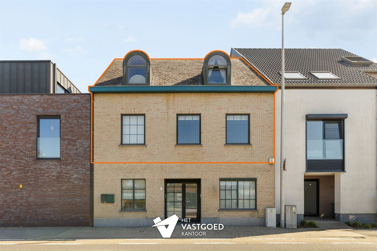 ZEER RUIM EN LICHTRIJK DUPLEX APPARTEMENT (149M²) MET 2 SLAAPKAMERS EN LEUKE VERANDA MET 2 TERRASSEN TE LAAKDAL