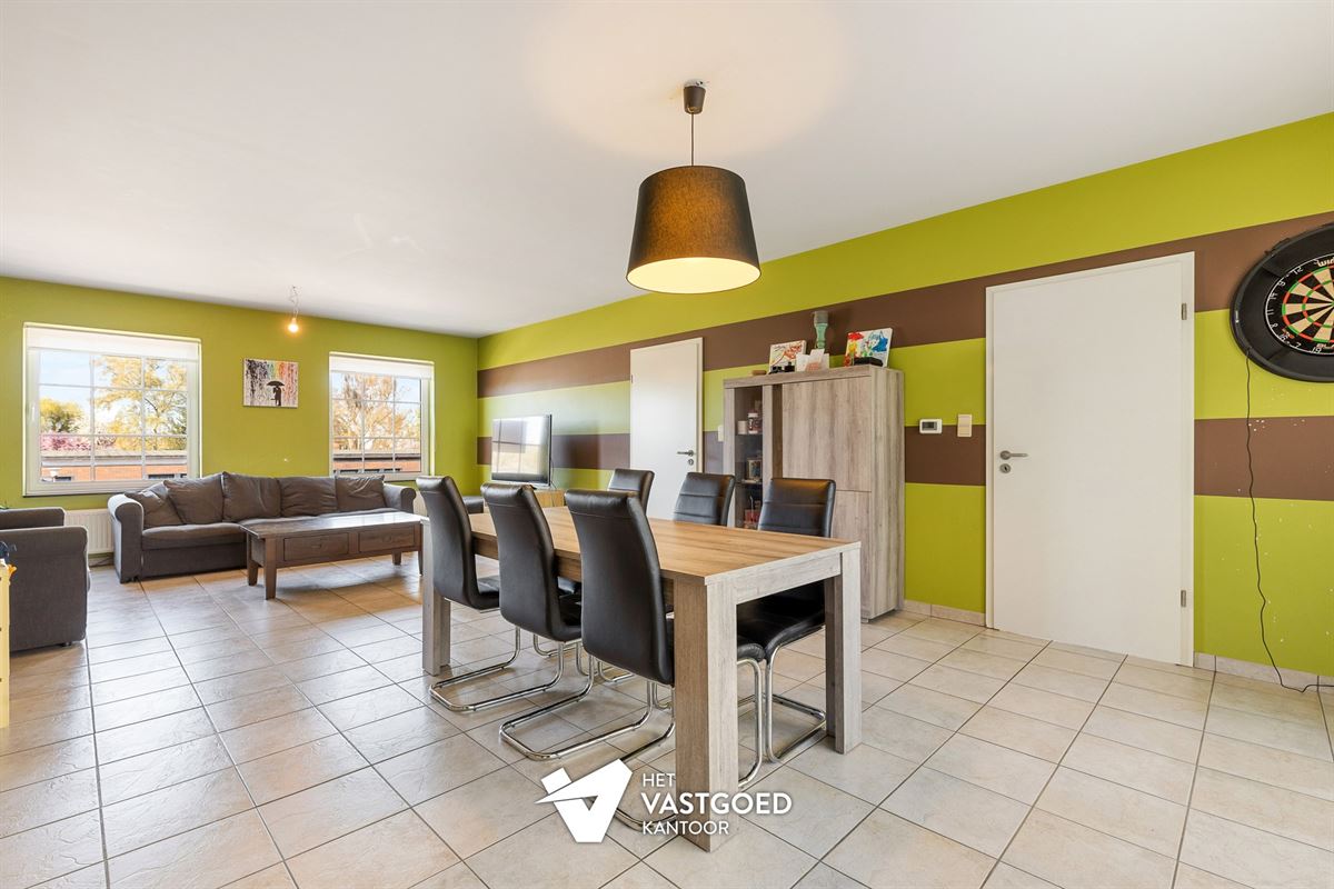 ZEER RUIM EN LICHTRIJK DUPLEX APPARTEMENT (149M²) MET 2 SLAAPKAMERS EN LEUKE VERANDA MET 2 TERRASSEN TE LAAKDAL