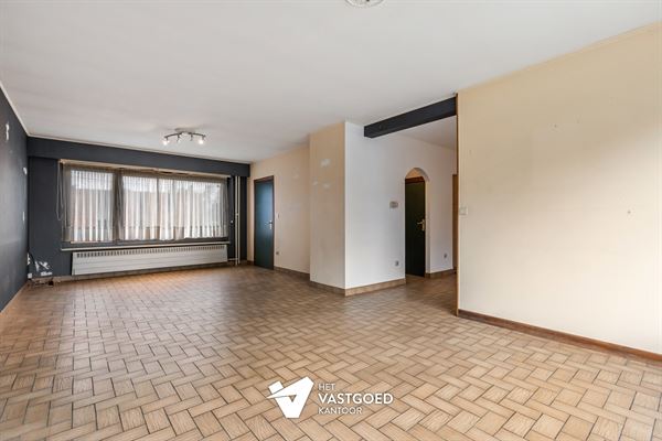 TE RENOVEREN WONING MET 3 SLAAPKAMERS OP CENTRALE LIGGING IN KOERSEL-CENTRUM