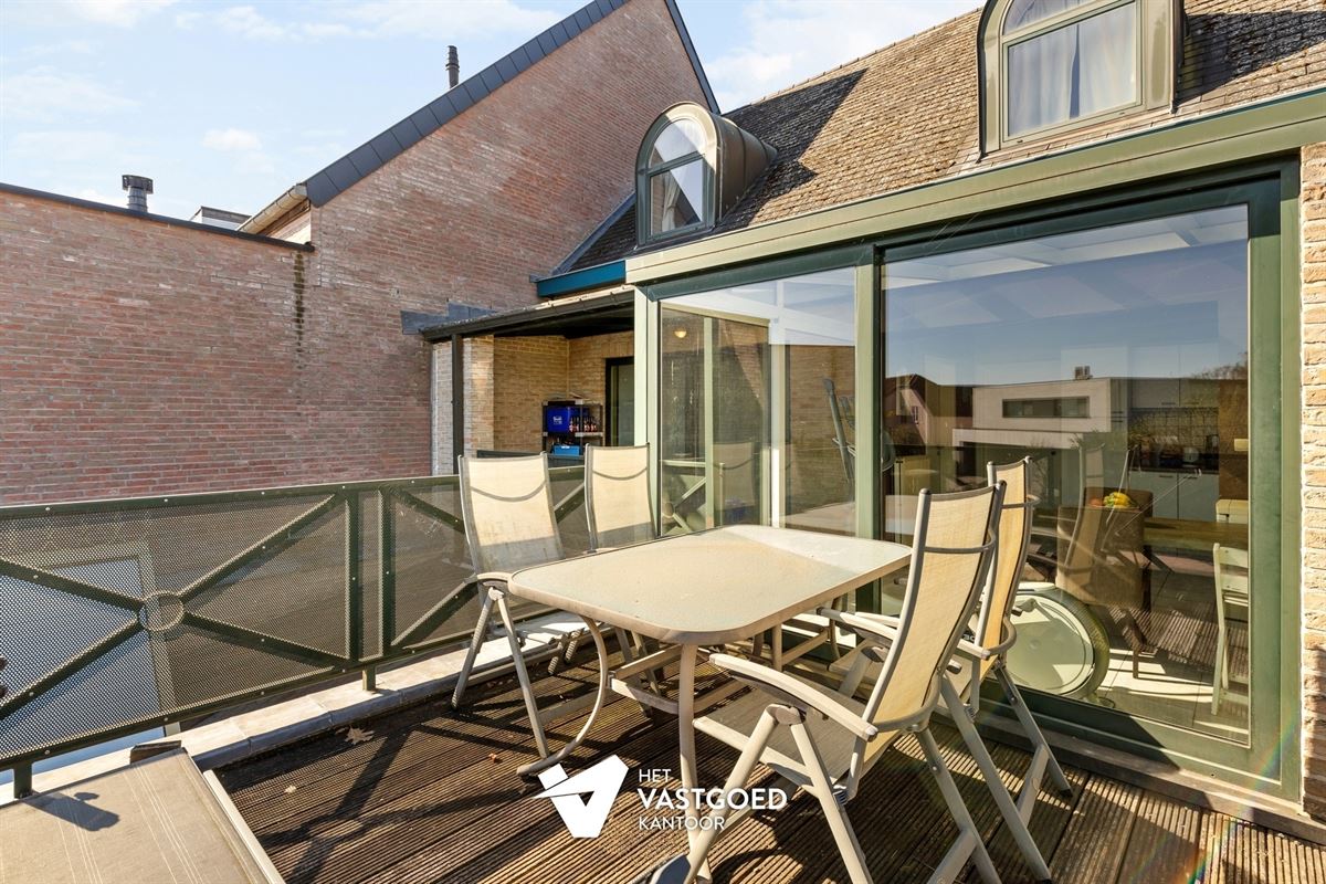 ZEER RUIM EN LICHTRIJK DUPLEX APPARTEMENT (149M²) MET 2 SLAAPKAMERS EN LEUKE VERANDA MET 2 TERRASSEN TE LAAKDAL