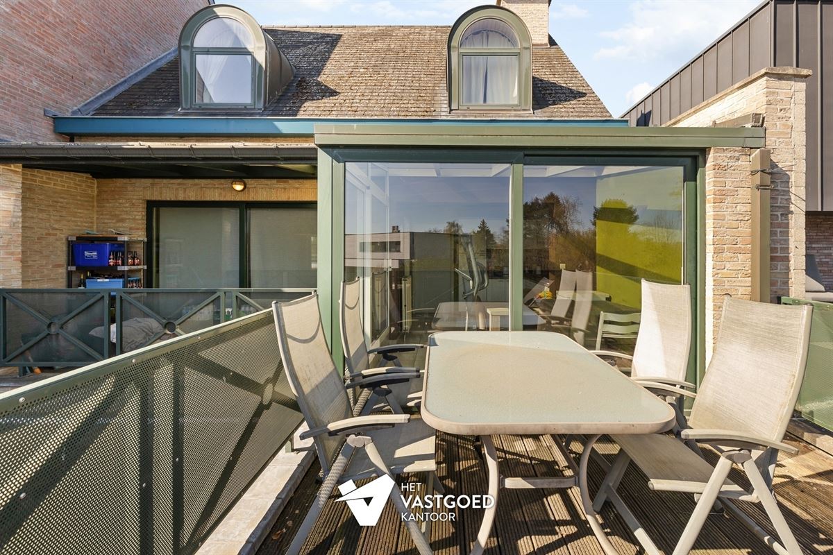 ZEER RUIM EN LICHTRIJK DUPLEX APPARTEMENT (149M²) MET 2 SLAAPKAMERS EN LEUKE VERANDA MET 2 TERRASSEN TE LAAKDAL