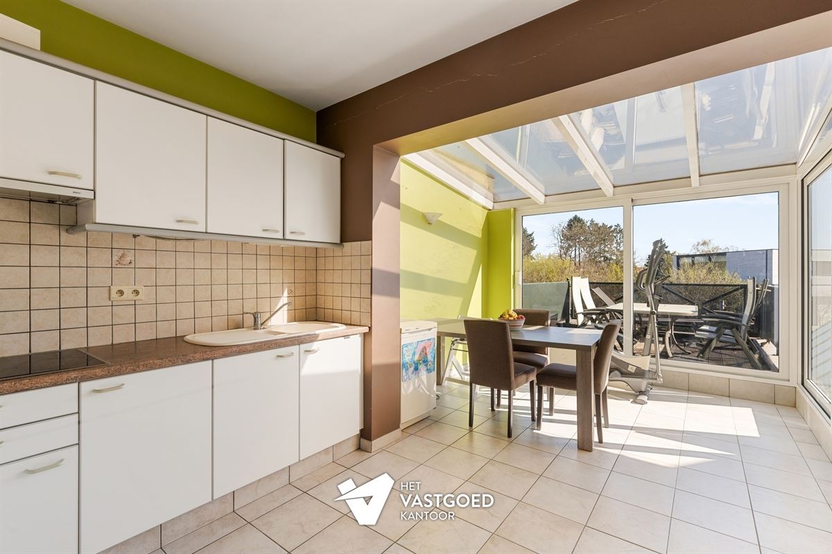 ZEER RUIM EN LICHTRIJK DUPLEX APPARTEMENT (149M²) MET 2 SLAAPKAMERS EN LEUKE VERANDA MET 2 TERRASSEN TE LAAKDAL