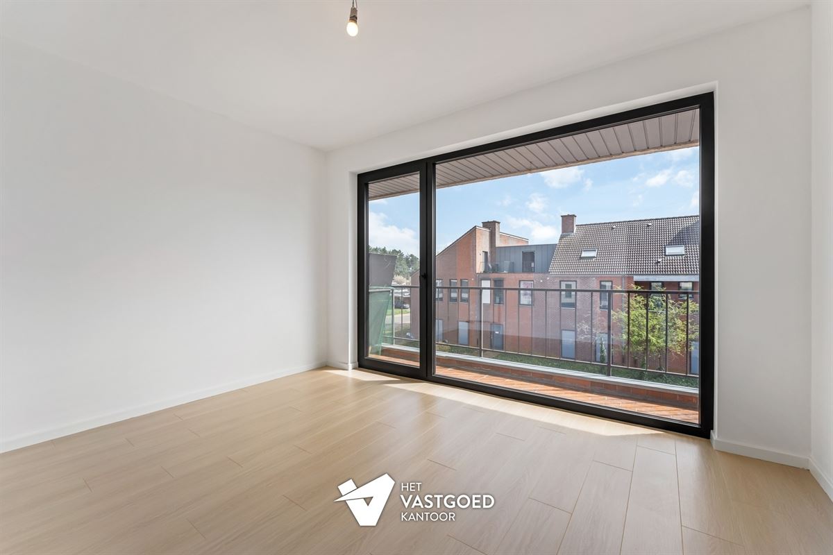 VOLLEDIG GERENOVEERD APPARTEMENT (65M²) MET 1 SLAAPKAMER, AUTOSTAANPLAATS EN GARAGEBOX TE HEUSDEN-ZOLDER