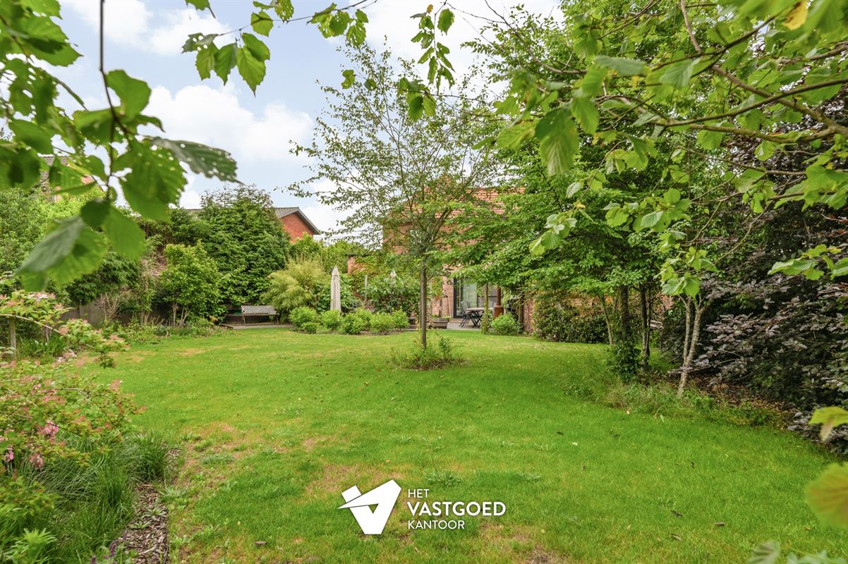 STIJLVOLLE GERENOVEERDE WONING GELEGEN OP EEN MOOI UITGESTREKT PERCEEL VAN 11A 64CA TE BEVERLO