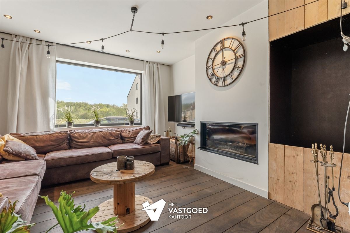 STIJLVOLLE GERENOVEERDE WONING GELEGEN OP EEN MOOI UITGESTREKT PERCEEL VAN 11A 64CA TE BEVERLO