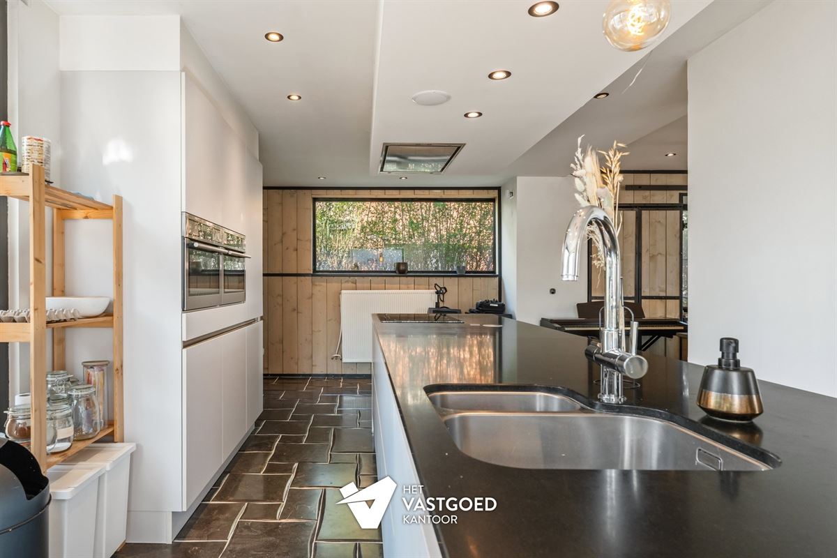 STIJLVOLLE GERENOVEERDE WONING GELEGEN OP EEN MOOI UITGESTREKT PERCEEL VAN 11A 64CA TE BEVERLO