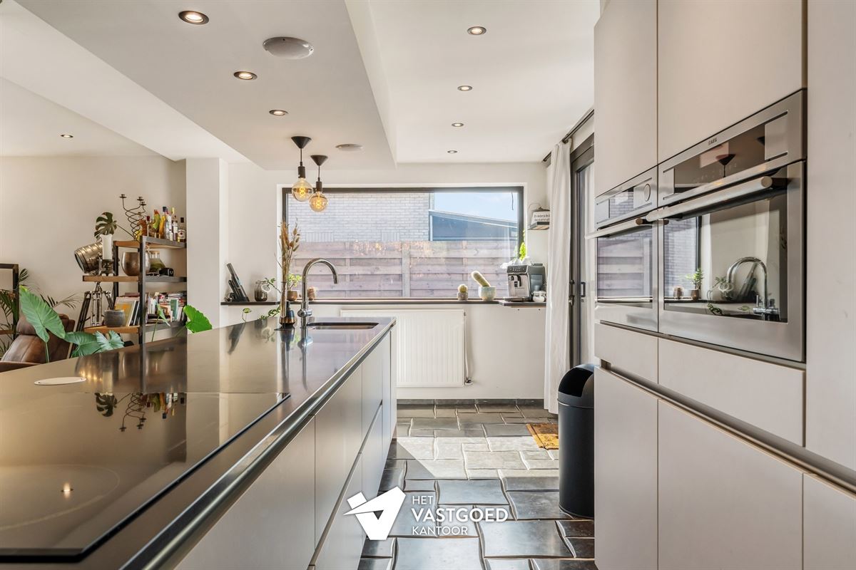 STIJLVOLLE GERENOVEERDE WONING GELEGEN OP EEN MOOI UITGESTREKT PERCEEL VAN 11A 64CA TE BEVERLO