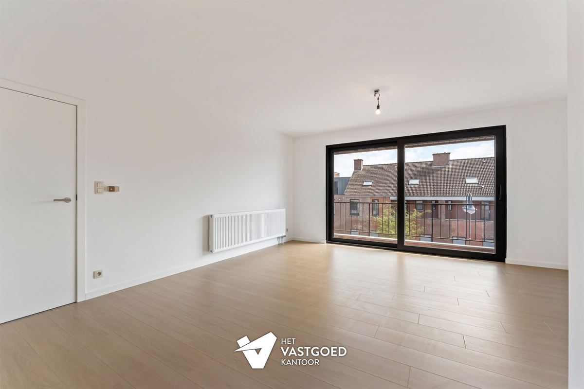 VOLLEDIG GERENOVEERD APPARTEMENT (65M²) MET 1 SLAAPKAMER, AUTOSTAANPLAATS EN GARAGEBOX TE HEUSDEN-ZOLDER