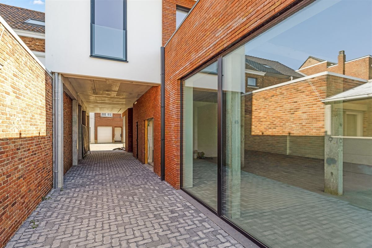 HANDELSRUIMTE VAN 195M² MET GROTE RAAMPARTIJEN, OPEN STRUCTUUR VOOR TALLOZE MOGELIJKHEDEN EN RUIME PARKEERMOGELIJKHEDEN AAN DE ACHTERZIJDE