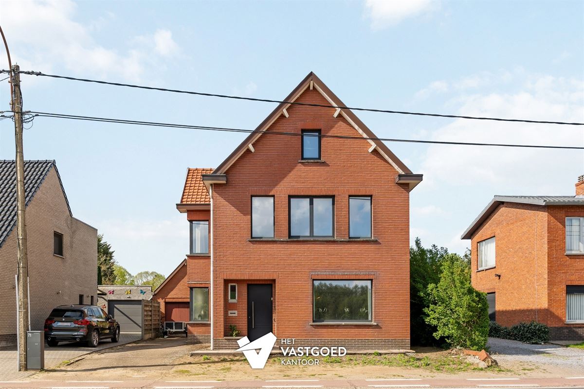 STIJLVOLLE GERENOVEERDE WONING GELEGEN OP EEN MOOI UITGESTREKT PERCEEL VAN 11A 64CA TE BEVERLO