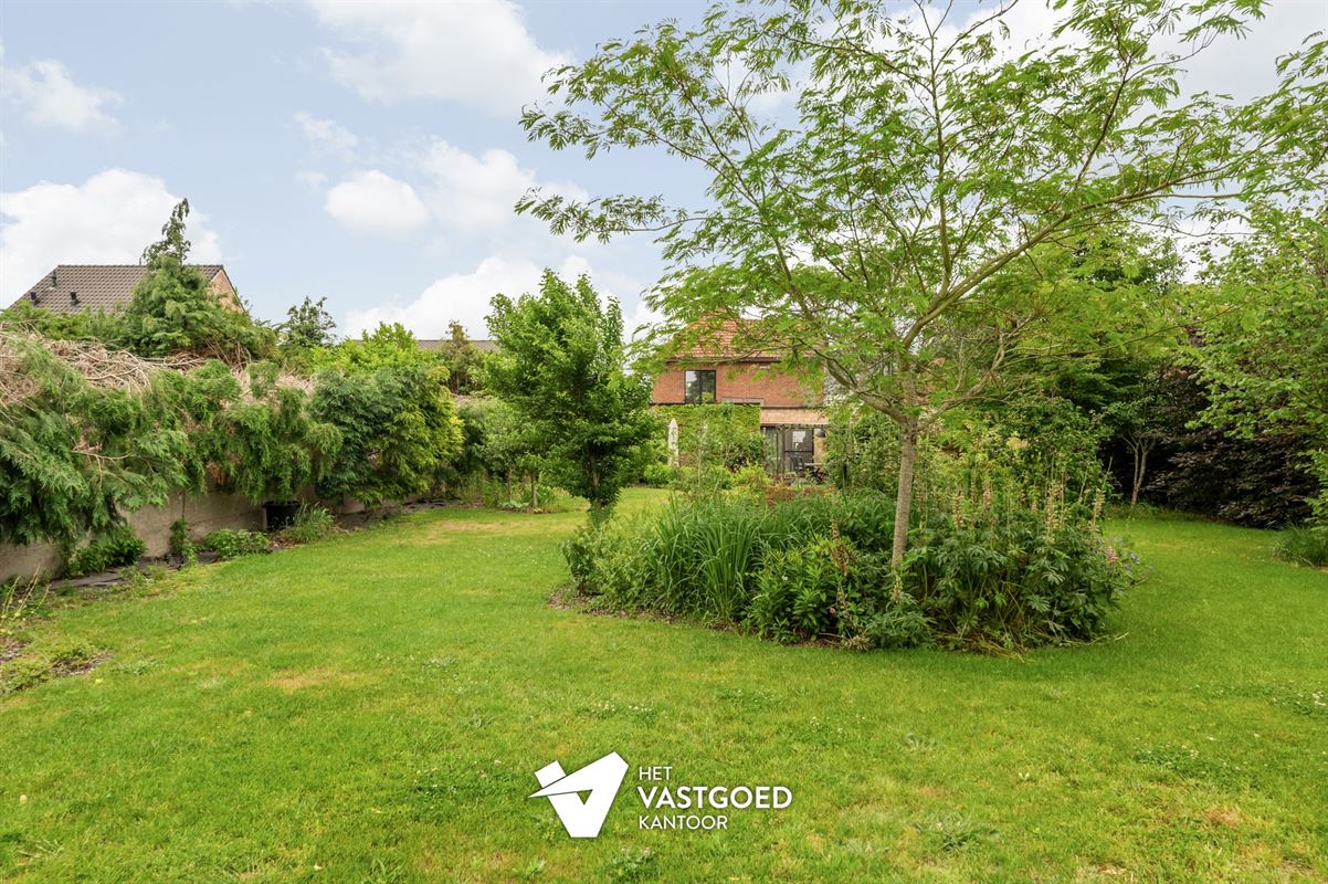 STIJLVOLLE GERENOVEERDE WONING GELEGEN OP EEN MOOI UITGESTREKT PERCEEL VAN 11A 64CA TE BEVERLO