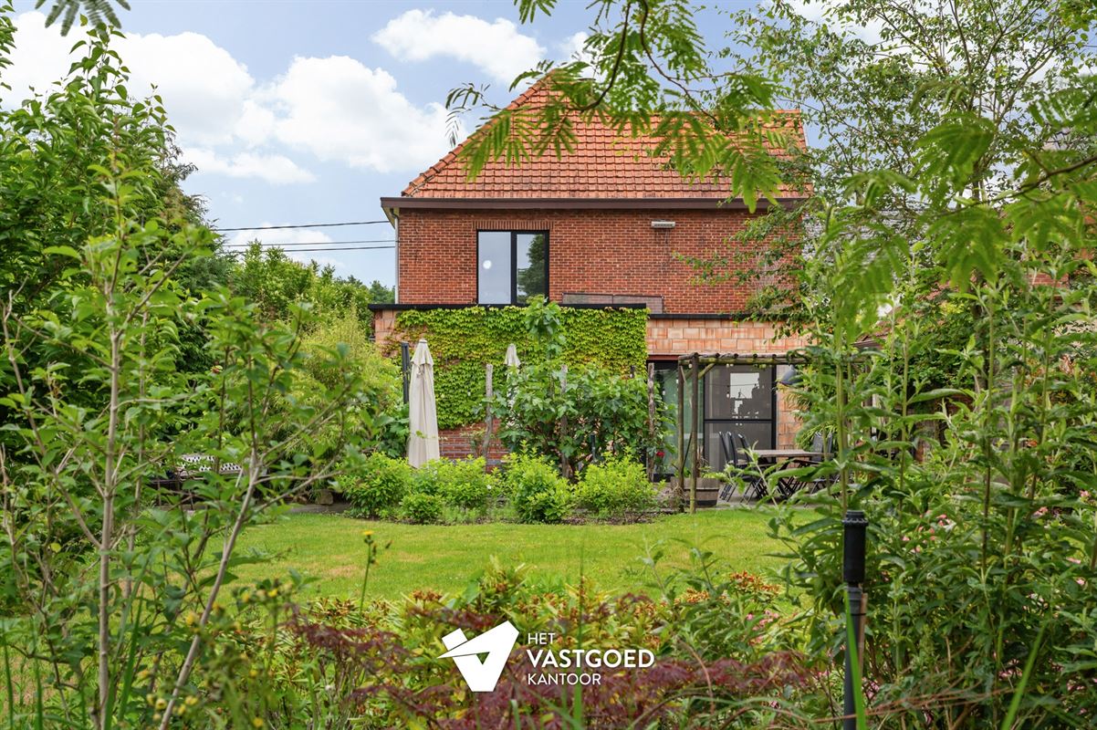 STIJLVOLLE GERENOVEERDE WONING GELEGEN OP EEN MOOI UITGESTREKT PERCEEL VAN 11A 64CA TE BEVERLO