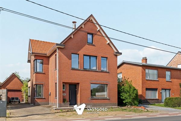 STIJLVOLLE GERENOVEERDE WONING GELEGEN OP EEN MOOI UITGESTREKT PERCEEL VAN 11A 64CA TE BEVERLO