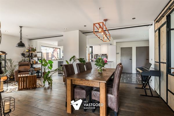 STIJLVOLLE GERENOVEERDE WONING GELEGEN OP EEN MOOI UITGESTREKT PERCEEL VAN 11A 64CA TE BEVERLO