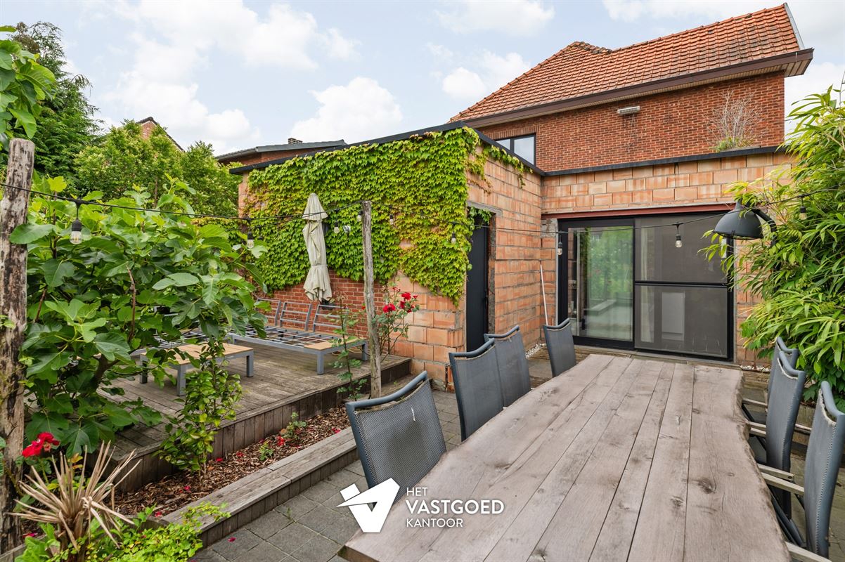STIJLVOLLE GERENOVEERDE WONING GELEGEN OP EEN MOOI UITGESTREKT PERCEEL VAN 11A 64CA TE BEVERLO