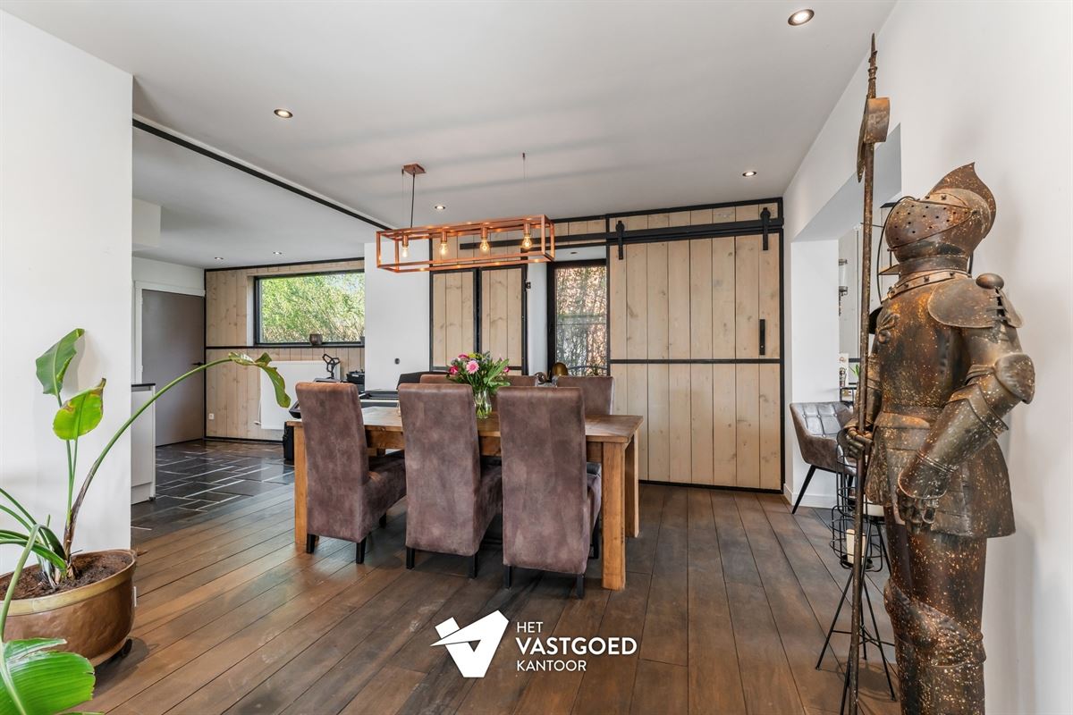 STIJLVOLLE GERENOVEERDE WONING GELEGEN OP EEN MOOI UITGESTREKT PERCEEL VAN 11A 64CA TE BEVERLO