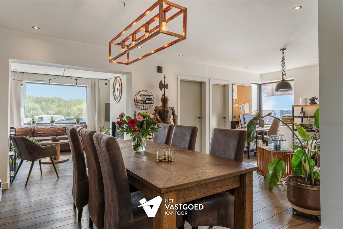 STIJLVOLLE GERENOVEERDE WONING GELEGEN OP EEN MOOI UITGESTREKT PERCEEL VAN 11A 64CA TE BEVERLO