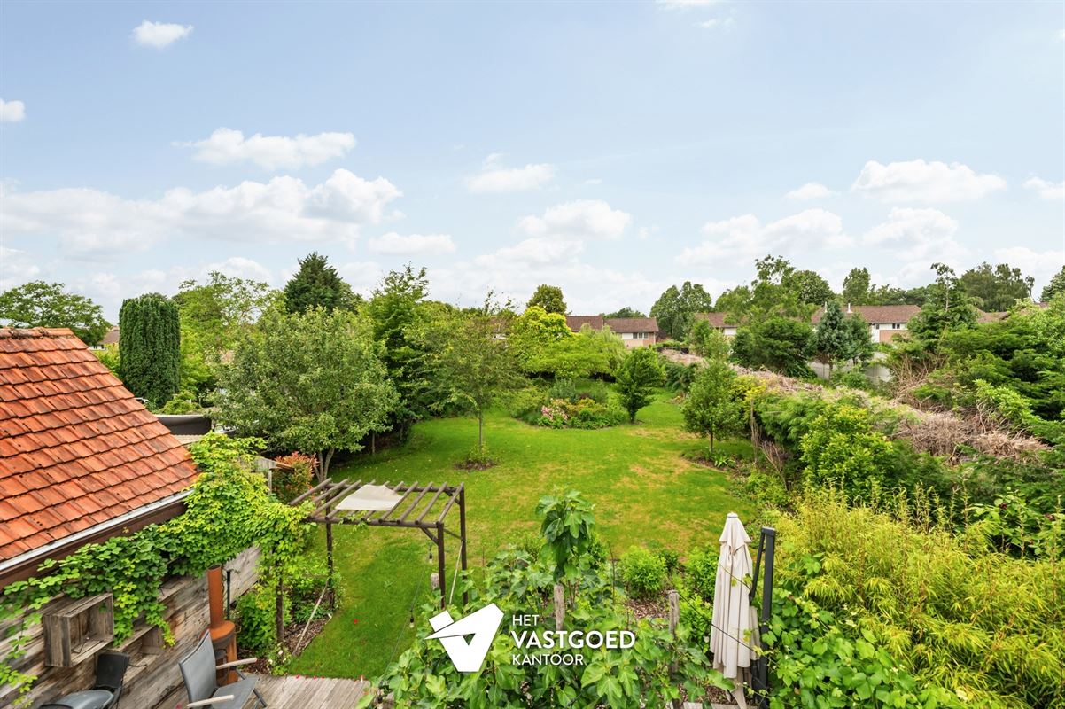 STIJLVOLLE GERENOVEERDE WONING GELEGEN OP EEN MOOI UITGESTREKT PERCEEL VAN 11A 64CA TE BEVERLO