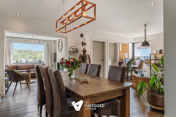 STIJLVOLLE GERENOVEERDE WONING GELEGEN OP EEN MOOI UITGESTREKT PERCEEL VAN 11A 64CA TE BEVERLO