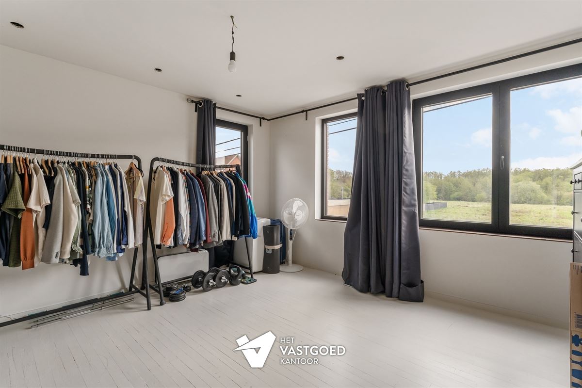 STIJLVOLLE GERENOVEERDE WONING GELEGEN OP EEN MOOI UITGESTREKT PERCEEL VAN 11A 64CA TE BEVERLO