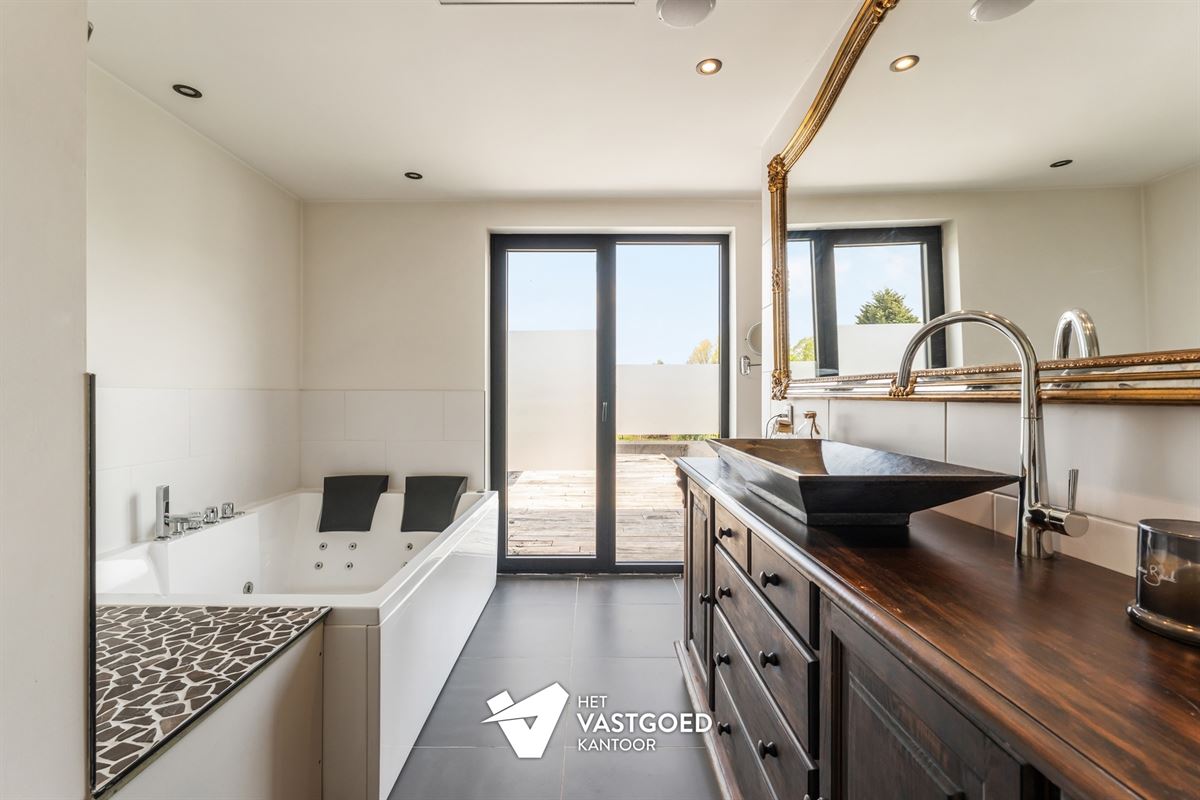 STIJLVOLLE GERENOVEERDE WONING GELEGEN OP EEN MOOI UITGESTREKT PERCEEL VAN 11A 64CA TE BEVERLO