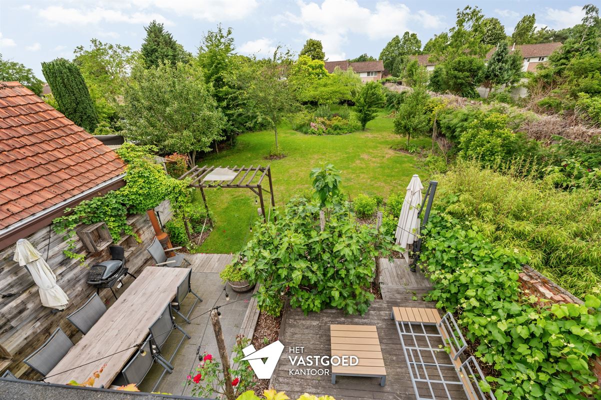 STIJLVOLLE GERENOVEERDE WONING GELEGEN OP EEN MOOI UITGESTREKT PERCEEL VAN 11A 64CA TE BEVERLO