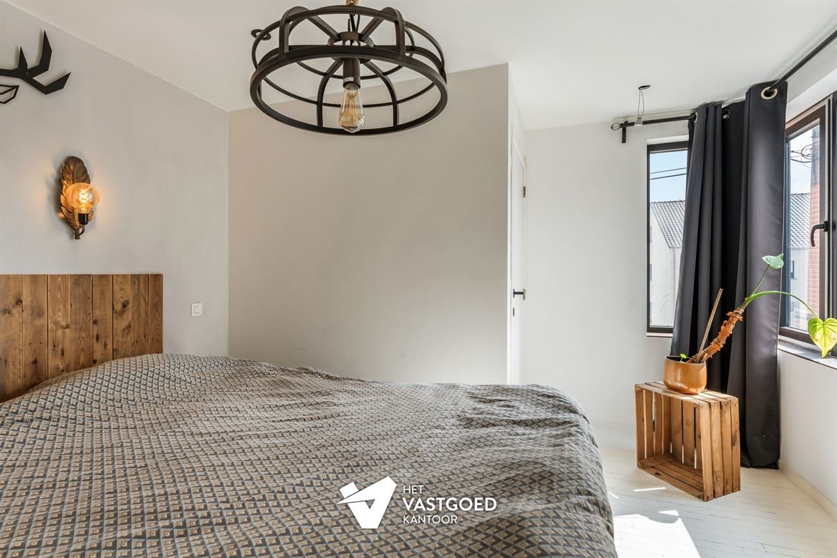 STIJLVOLLE GERENOVEERDE WONING GELEGEN OP EEN MOOI UITGESTREKT PERCEEL VAN 11A 64CA TE BEVERLO