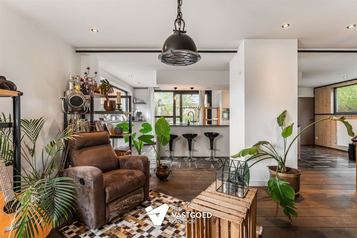 STIJLVOLLE GERENOVEERDE WONING GELEGEN OP EEN MOOI UITGESTREKT PERCEEL VAN 11A 64CA TE BEVERLO