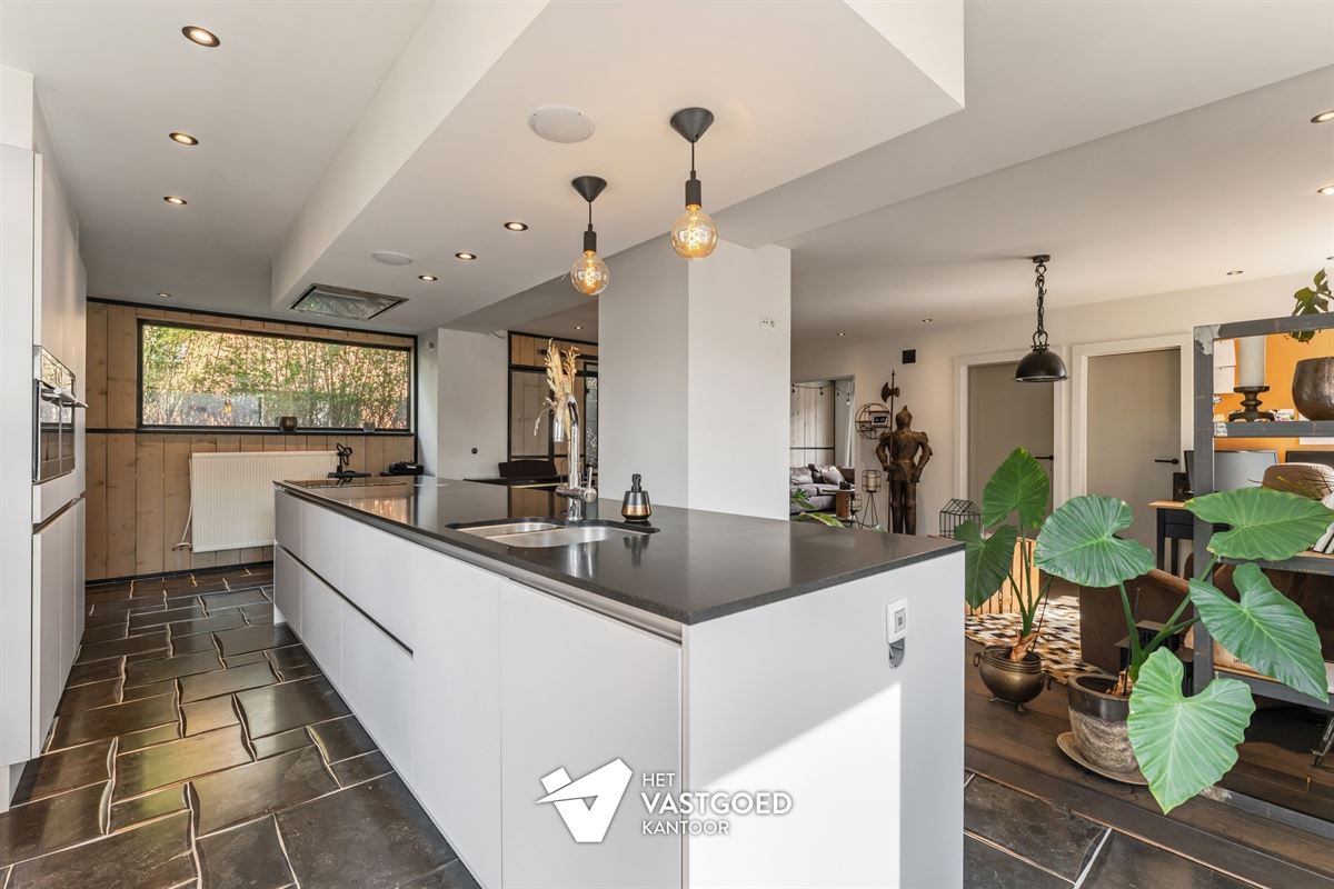 STIJLVOLLE GERENOVEERDE WONING GELEGEN OP EEN MOOI UITGESTREKT PERCEEL VAN 11A 64CA TE BEVERLO