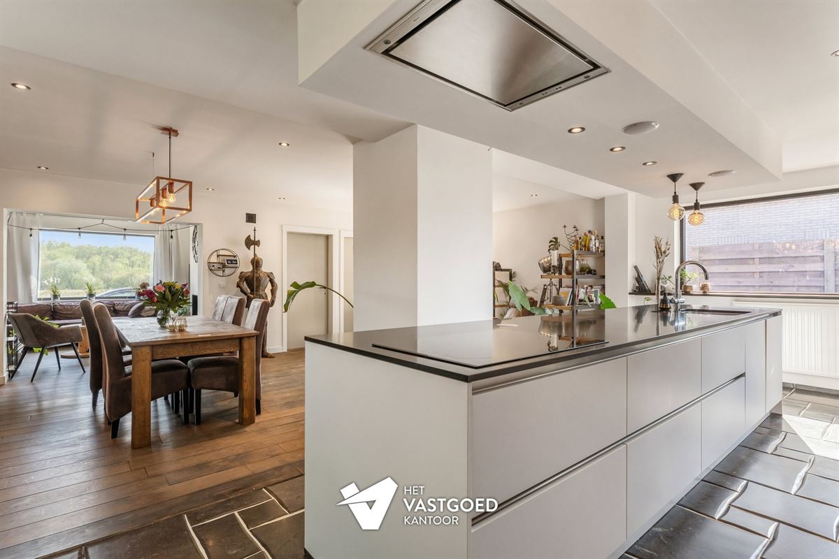 STIJLVOLLE GERENOVEERDE WONING GELEGEN OP EEN MOOI UITGESTREKT PERCEEL VAN 11A 64CA TE BEVERLO