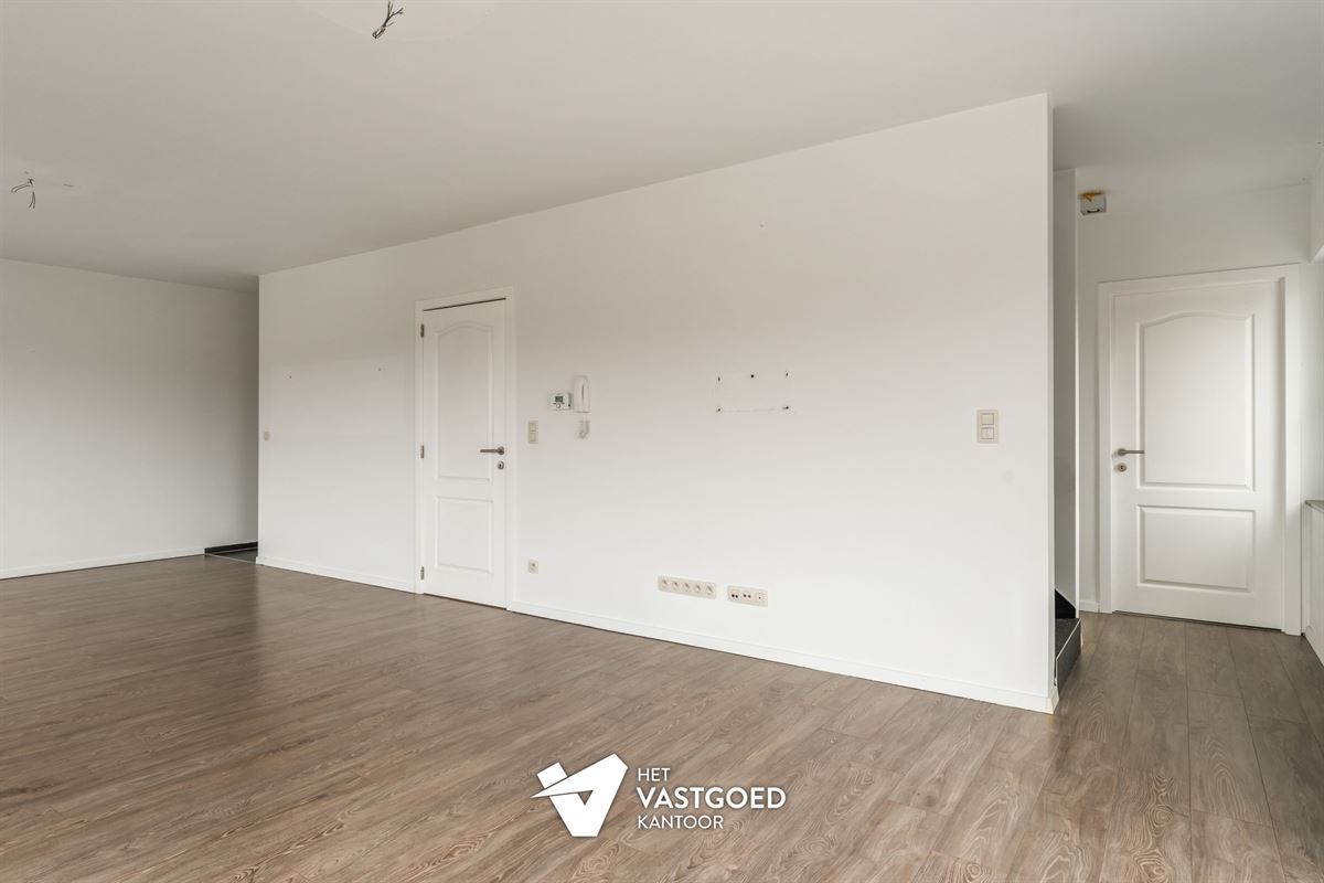 INSTAPKLAAR DUPLEX APPARTEMENT (127M²) MET 2 SLAAPKAMERS EN AUTOSTAANPLAATS TE BERINGEN