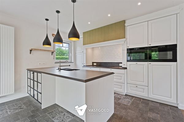 VOLLEDIG GERENOVEERDE WONING OP IDEALE LIGGING