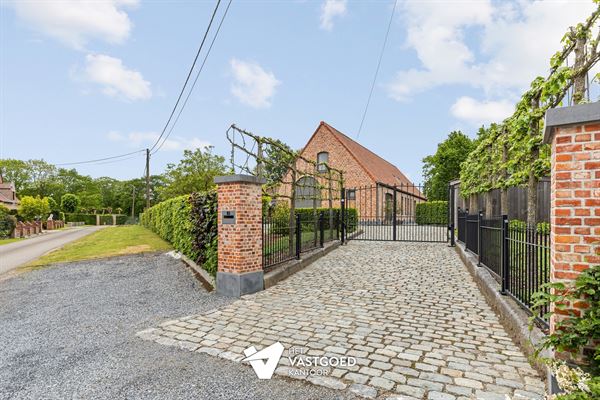 SUPER KNAP GERENOVEERDE HOEVE OP PERCEEL VAN 2344M² TE MEERHOUT