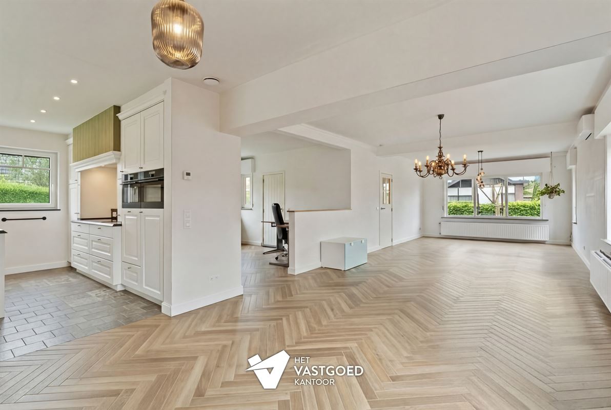 VOLLEDIG GERENOVEERDE WONING OP IDEALE LIGGING