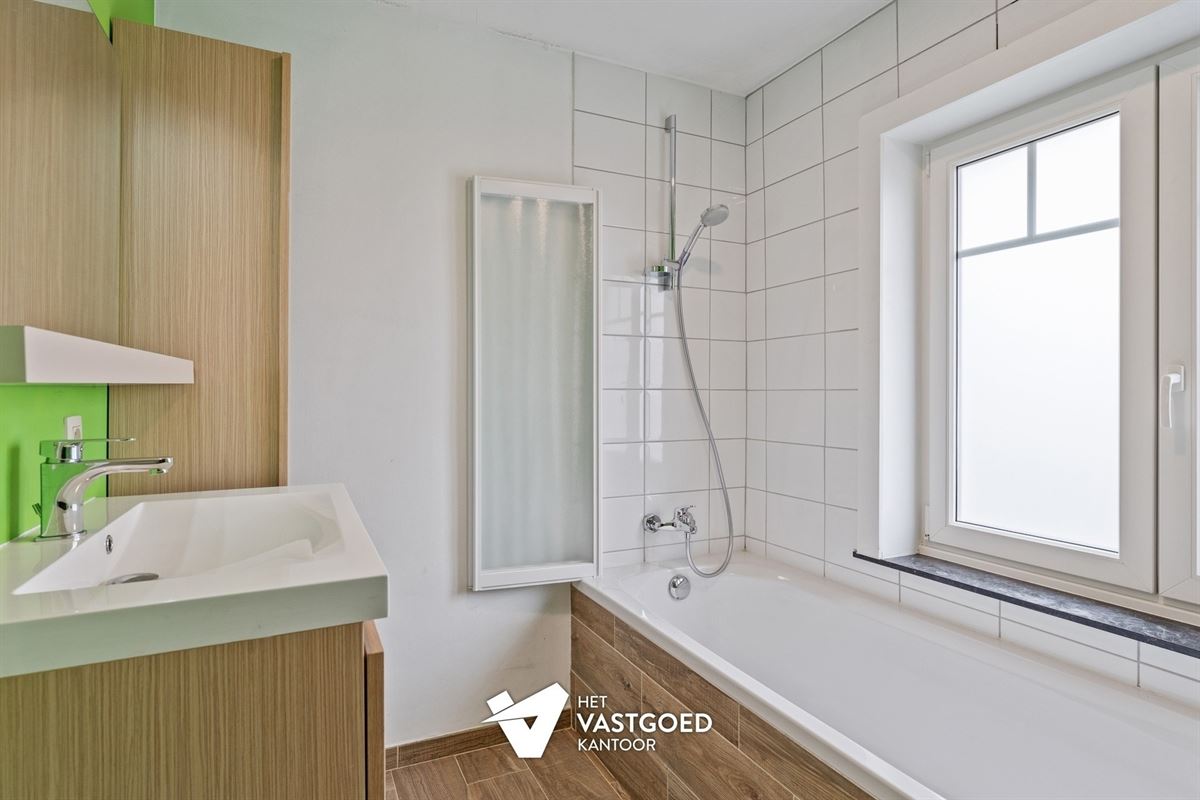 VOLLEDIG GERENOVEERDE WONING OP IDEALE LIGGING
