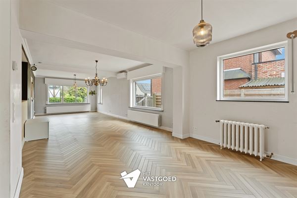 VOLLEDIG GERENOVEERDE WONING OP IDEALE LIGGING