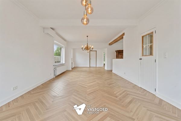 VOLLEDIG GERENOVEERDE WONING OP IDEALE LIGGING
