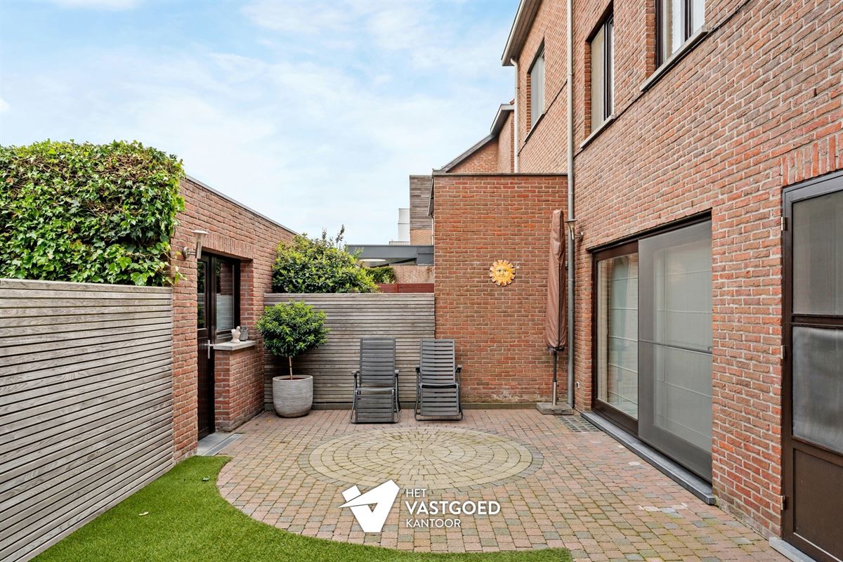 PERFECT ONDERHOUDEN STADSWONING (174M²) MET 5 SLAAPKAMERS EN AANPALENDE GARAGE