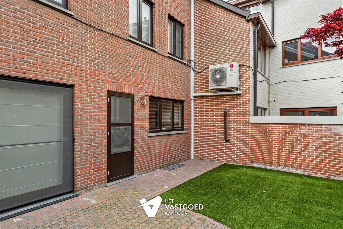 PERFECT ONDERHOUDEN STADSWONING (174M²) MET 5 SLAAPKAMERS EN AANPALENDE GARAGE