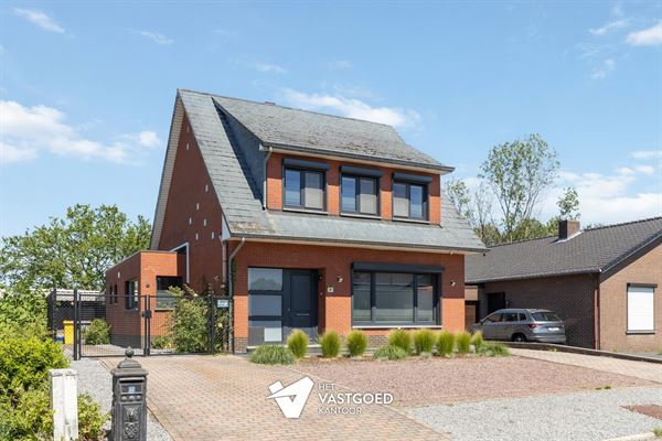 GERENOVEERDE, INSTAPKLARE WONING OP LEUKE LIGGING