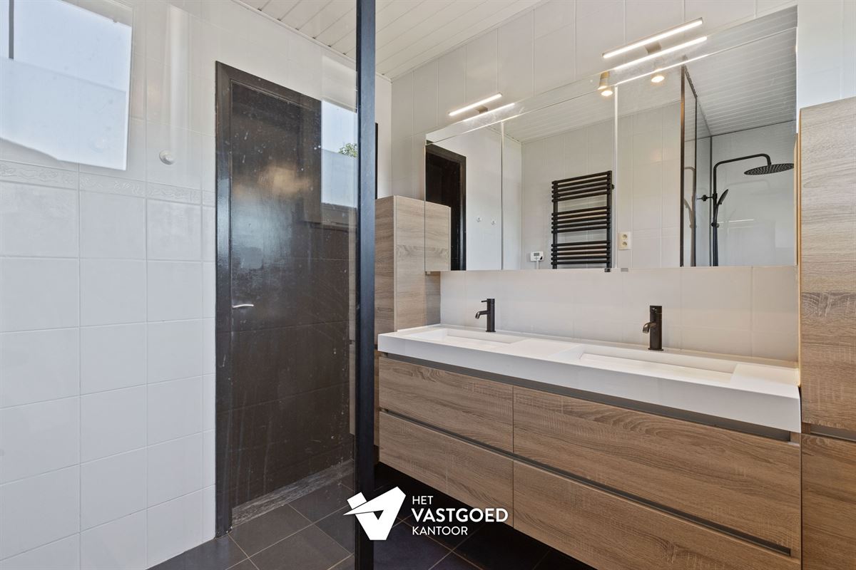 GERENOVEERDE, INSTAPKLARE WONING OP LEUKE LIGGING