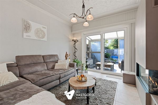 INSTAPKLAAR GELIJKVLOERS APPARTEMENT MET TERRAS, TUIN EN GARAGE