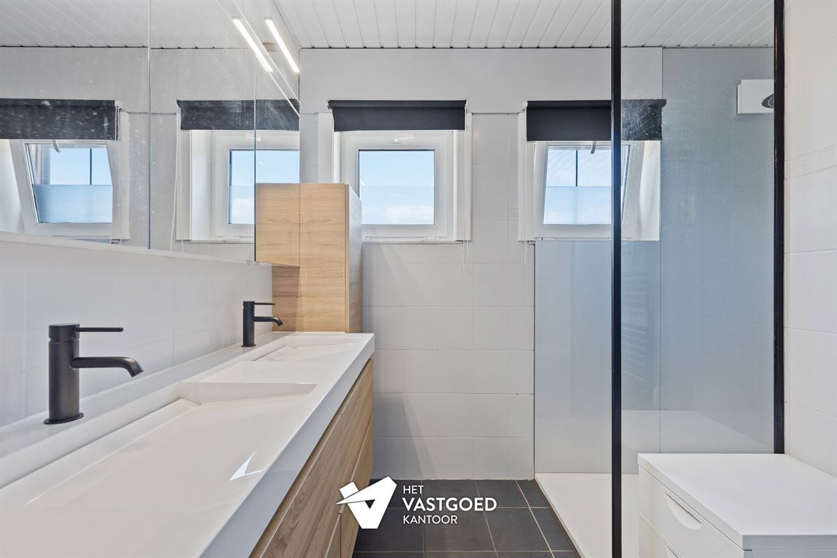 GERENOVEERDE, INSTAPKLARE WONING OP LEUKE LIGGING