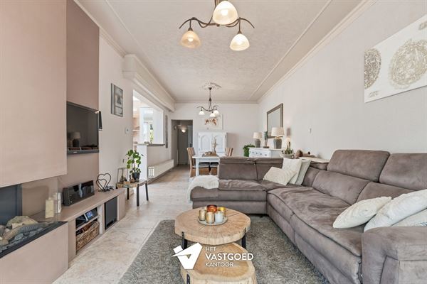 INSTAPKLAAR GELIJKVLOERS APPARTEMENT MET TERRAS, TUIN EN GARAGE