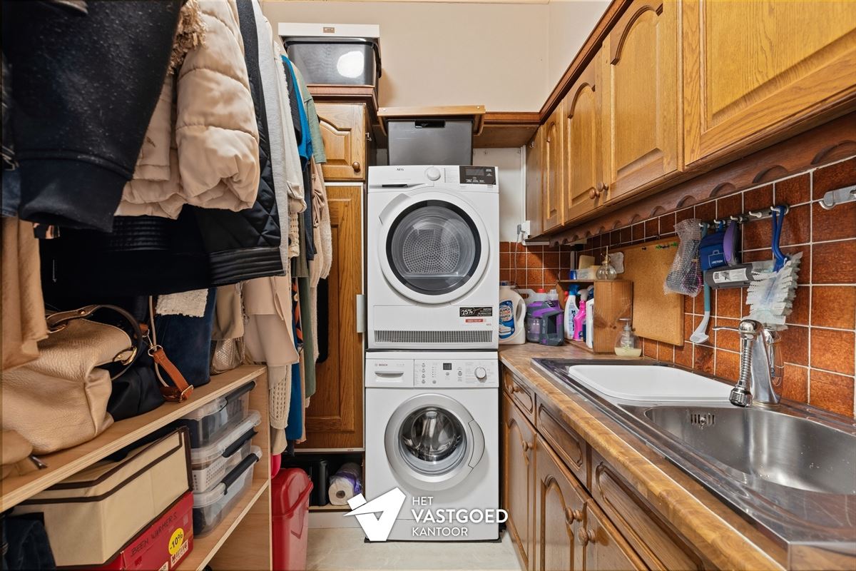 INSTAPKLAAR GELIJKVLOERS APPARTEMENT MET TERRAS, TUIN EN GARAGE